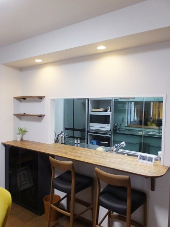 ハーフミラーガラスでフラットで美しいキッチン空間に